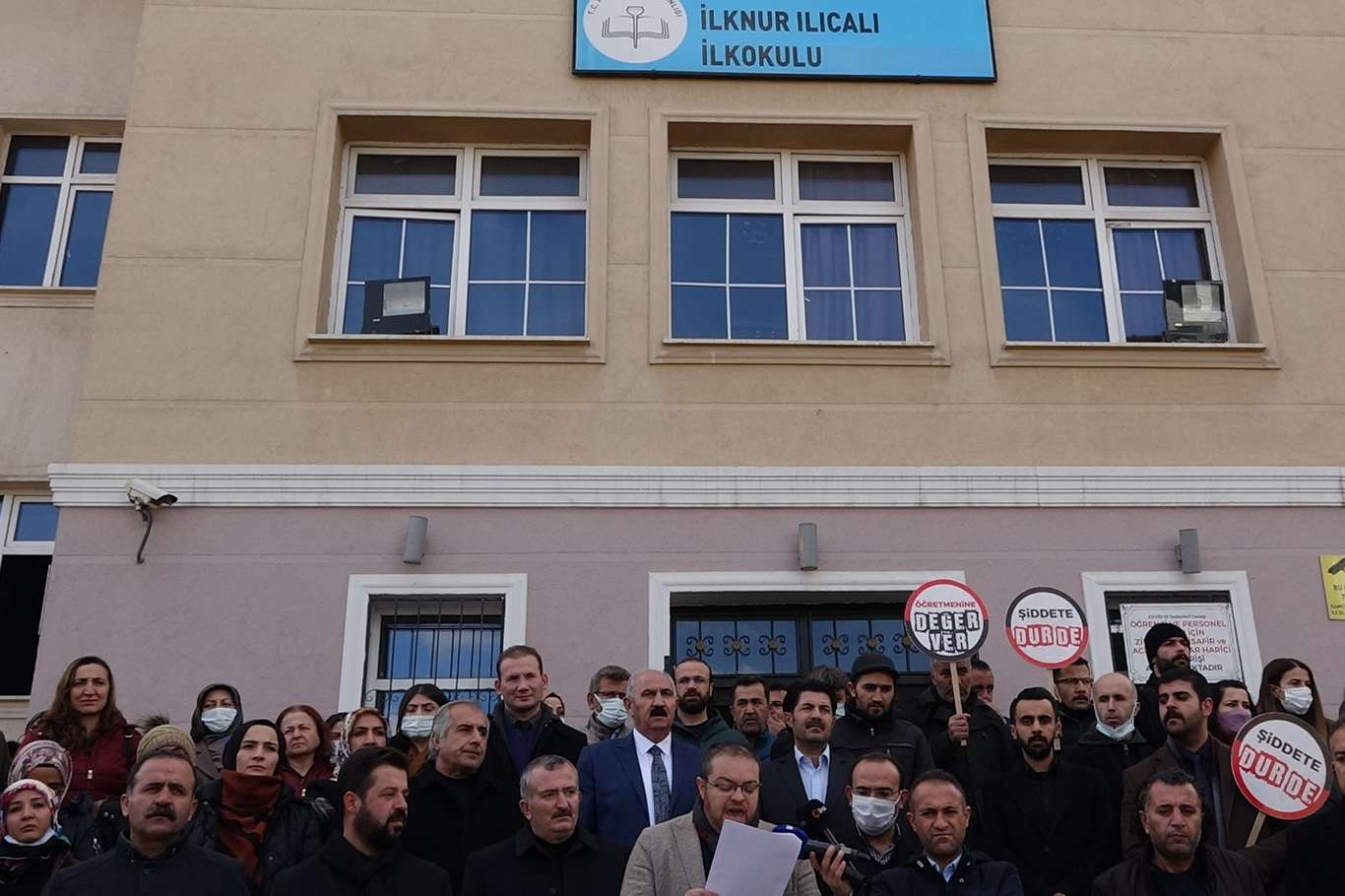 Bir öğretmene daha şiddet uygulandı